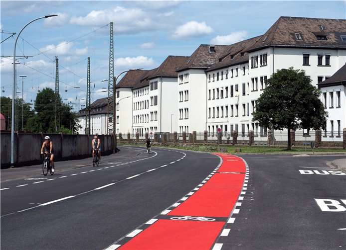 Der neue Schutzstreifen auf der Andernacher Straße vor der Rhein-Kaserne. Foto: Stadt Koblenz/Ralph Emmerich