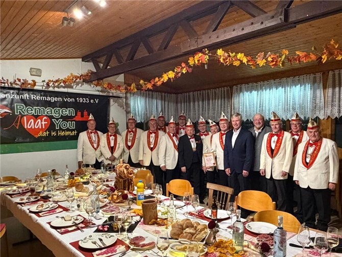 Der neue Senatsweinmeister Herbert Georgi kredenzte den Senatoren ausgesuchte gute Tropfen aus unterschiedlichen Anbaugebieten.  Foto: privat