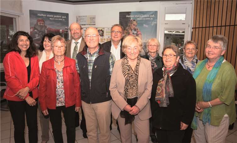 Der neue Seniorenbeirat der Stadt Remagen mit Vorsitzendem Ulf Busch (vorne Mitte) und der stellvertretenden Vorsitzenden Motee Spanier (vorne l.) im Beisein von Bürgermeister Herbert Georgi. AB