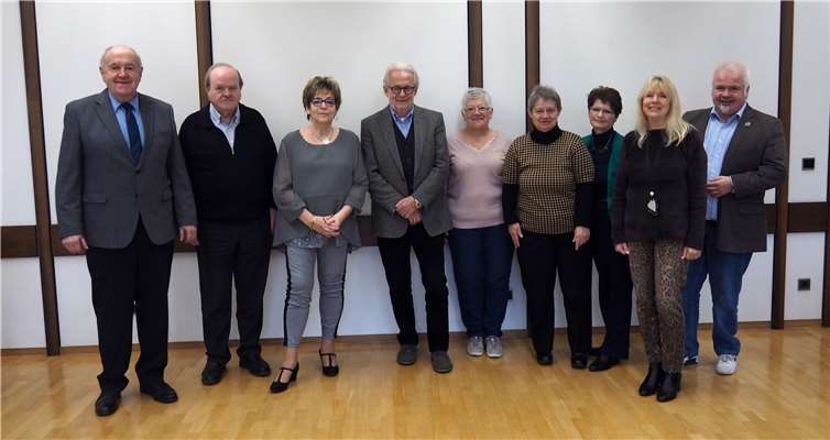 Der neue Seniorenbeirat mit Erstem Beigeordneter Bernhard Wiemer, Werner Kroneberger, Rita Rehfisch, Manfred Hendrichs, Kätheliese Simon, Resi Bendel, Ulrike Matz, Gaby Zils und Ferhat Cato (v.l.n.r.) hat seine Arbeit aufgenommen. Foto: Stadt Bendorf.