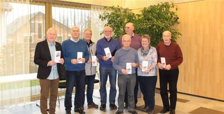 Der neue Seniorenbeirat präsentiert den Flyer. Von links: Vorsitzender Richard Hubers, Heinz Kruse, Burkhard Weber, Wilfried Heinz, Dieter Dötsch, Peter Jünger, Margret Schmitt, Dieter Windheuser (es fehlt der stellvertretende Vorsitzender Heinz Renz). Foto: privat