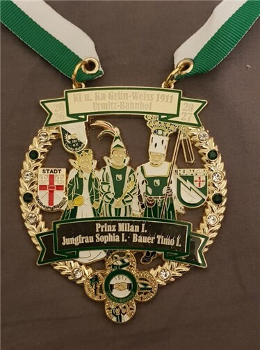 Der neue Sessions-Orden des Mülheim-Kärlicher Kinder-Dreigestirns.