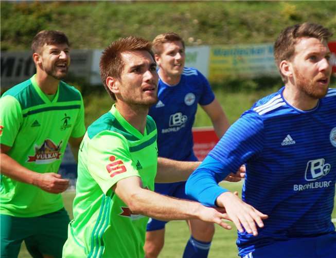 Der neue Spielertrainer Kodai Stalph (Zweiter von links) kann auch in Zukunft auf die Dienste von Florian Wirths (links) bauen.