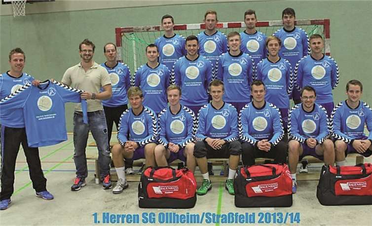 Der neue Sponsor, Manuel Littau, Geschäftsführer des Lebenslust Gesundheitsstudios, überreicht die neuen Aufwärmtrikots. privat