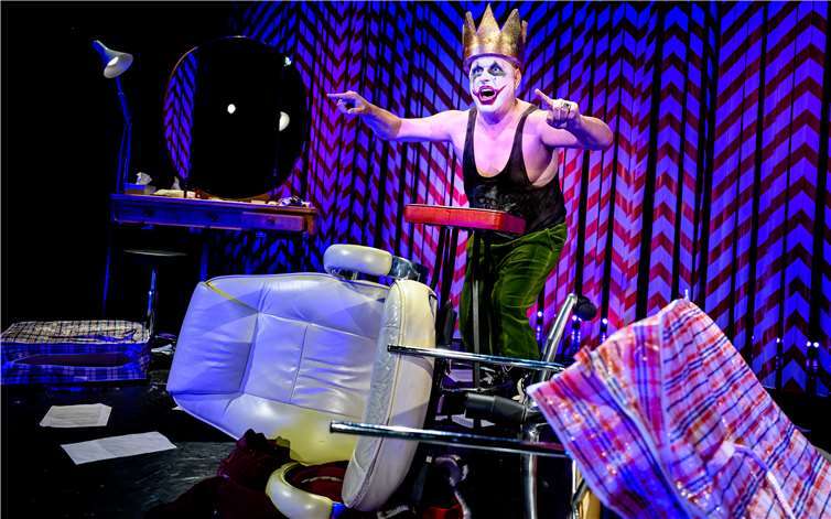 Der neue Staat ist eine Monarchie mit diktatorischen Regeln. Das Ende ist Gewalt. Foto: Schlosstheater