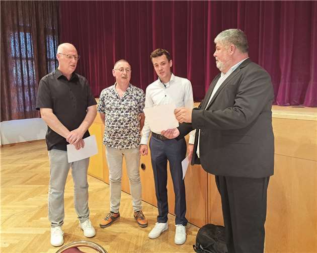 Der neue Stadtbürgermeister Achim Grün (re.) vereidigte den Beigeordneten Frank Post (li.), den 1. Beigeordneten Olaf Waldecker (2.v.l.) und den Beigeordneten Dr. Nicolaus Junglas (2.v.r.).