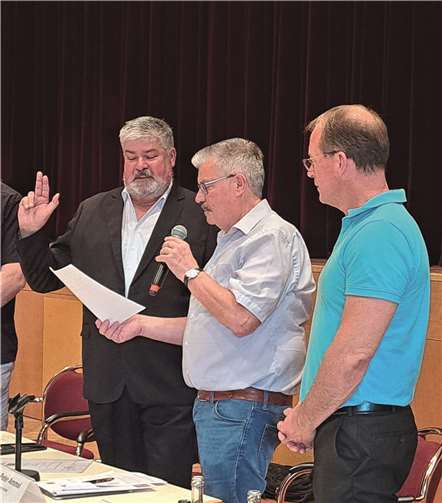 Der neue Stadtbürgermeister Achim Grün wird von seinem Vorgänger Hans Peter Ammel vereidigt.