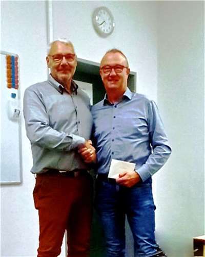 Der neue Stadtverbandsvorsitzende Erich Mosblech,(l.), bedankt sich bei Jörg Meyer. Foto: UWG Rheinbach