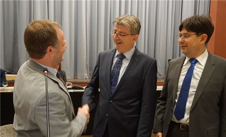 Der neue Stadtvorstand besteht wieder aus drei Personen: Oberbürgermeister Jan Einig (links) und Bürgermeister Michael Mang (rechts) gratulieren dem neuen 2. hauptamtlichen Beigeordneten Ralf Seemann.