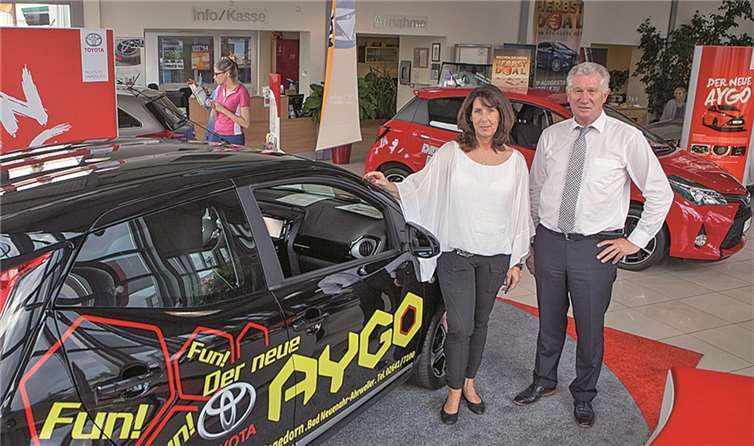 Der neue Toyota Aygo sowie der Toyota Yaris standen im Mittelpunkt des Herbstfestes beim Autohaus Hagedorn in Bad Neuenahr, und Geschäftsführerin Regina Hagedorn-Maur sowie Verkaufsberater Manfred Wohlgemuth präsentierten stolz die neuen Fahrzeuge. -Jost-