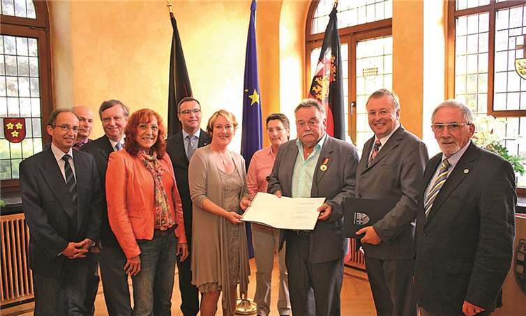 Der neue Träger der Verdienstmedaille des Landes Rheinland-Pfalz, Detlev Goebel (3.v.r.) im Kreise der Gratulanten. BÜN