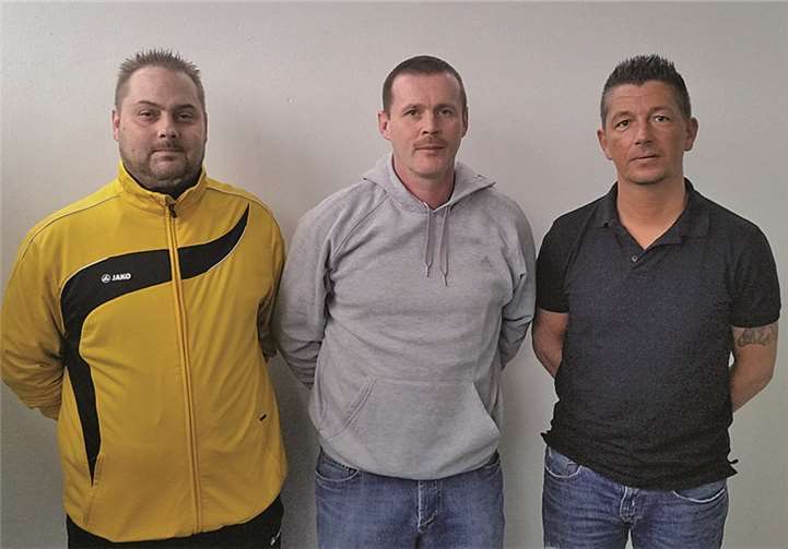 Der neue Trainer der A-Junioren inmitten seines Vorgänger-Duos Markus Lepiorz (l.) und Sascha Sieburger.privat