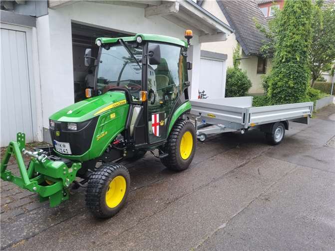 Der neue Traktor mit Anhänger.  Foto: privat