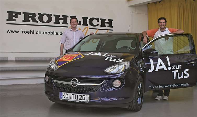Der neue „TuS-Adam“ wurde Evangelos Nessos, dem Co-Trainer der Regionalligamannschaft, von Opel Fröhlich zur Verfügung gestellt. Geschäftsführer Patrik Fröhlich (l.) überreichte die Autoschlüssel.privat