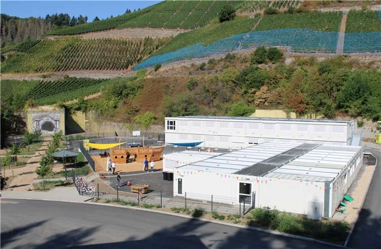 Der neue Übergangsstandort ist eine großzügige Containerlösung oberhalb des Klosters Marienthal.
