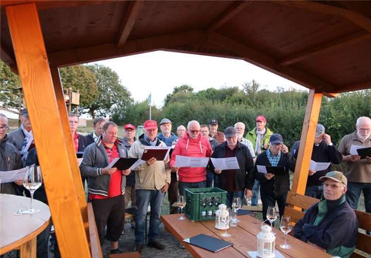 Der neue Unterstand für Kinder und Eltern auf dem Spielplatz „Am Landgraben“ wurde musikalisch gefeiert. Privat
