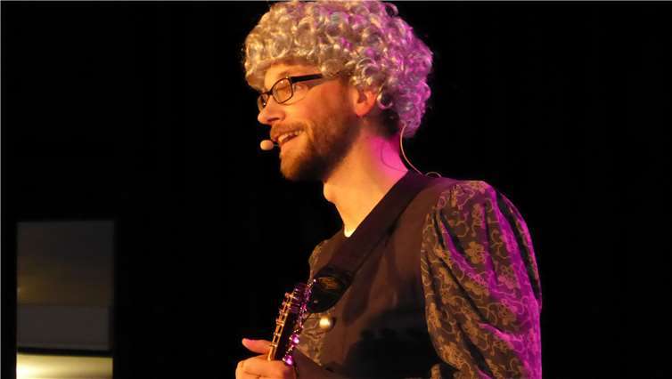 Der neue VG-Bürgermeister Ulrich Richter-Hopprichzeigte gleich zu Beginn seiner Amtszeit seine jecke Seite.