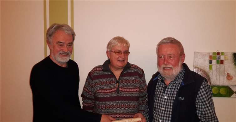 Der neue Vereinsvorsitzende, Thomas Hirsch, überreichte Jürn Albrecht und Gitta Albrecht als Anerkennung für ihr Engagement ein Geschenk. privat