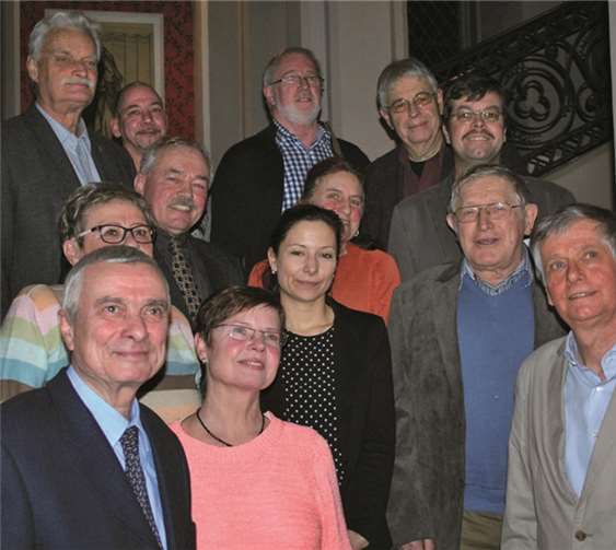 Der neue Vereinsvorstand: Karl-Friedrich Amendt (v. l. vorne), Agnes Menacher, Matthias Röcke, Ellen Collombon (2. Reihe), Sarah Kasper-Brötz, Gottfried Nonnast, Franz Krämer (3. Reihe), Hildegard Ginzler, Dirk-Arnulf Meyer, Peter Billig (4. Reihe), Thomas Jödicke, Josef Erhardt und Rolf Meyer. Friedrich Rick