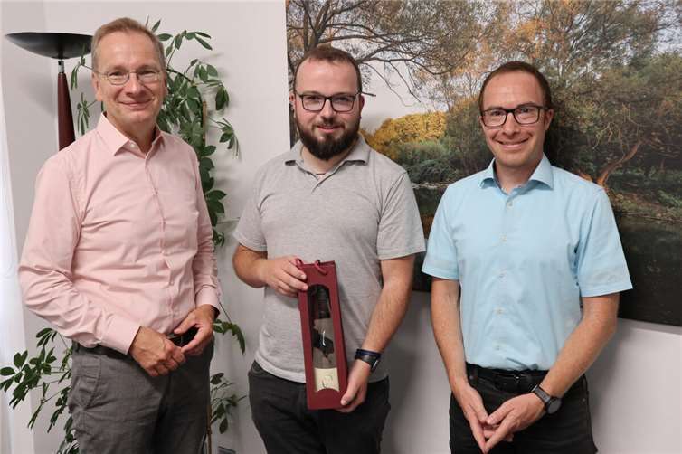 Der neue Verwaltungsfachwirt Bernhard Wördehoff (Mitte) nahm die Glückwünsche von Bürgermeister Andreas Geron (l.) und Bauamtsleiter Marco Knieper (r.) gerne entgegen.  Foto: Stadtverwaltung Sinzig