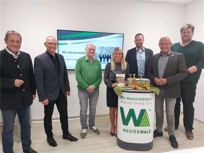 Der neue Verwaltungsrat der Regionalinitiative „Wir Westerwälder“ hat mit der Verabschiedung des Wirtschaftsplans die inhaltlichen Weichen für das Jahr 2025 gestellt (v.l.n.r.): Landrat Achim Schwickert (Westerwaldkreis), Jürgen Schmied (Kreis Neuwied), Landrat a.d. Michael Lieber (Kreis Altenkirchen), Sandra Köster, Vorständin Wir Westerwälder gAöR, Manuel Seiler (Kreis Neuwied), Verwaltungsratsvorsitzender Landrat Achim Hallerbach (Kreis Neuwied), Thomas Mockenhaupt (Westerwaldkreis). Foto: Myriam Hatzmann
