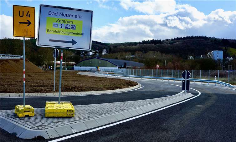 Der neue Vollanschluss an die B266 wurde nach Fertigstellung für den Verkehr freigegeben.Fotos: KG