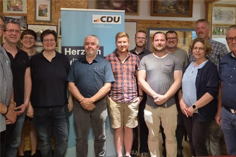 Der neue Vorsitzende Achim Schumacher (5. von links) im Kreis seines CDU-Vorstandsteams.