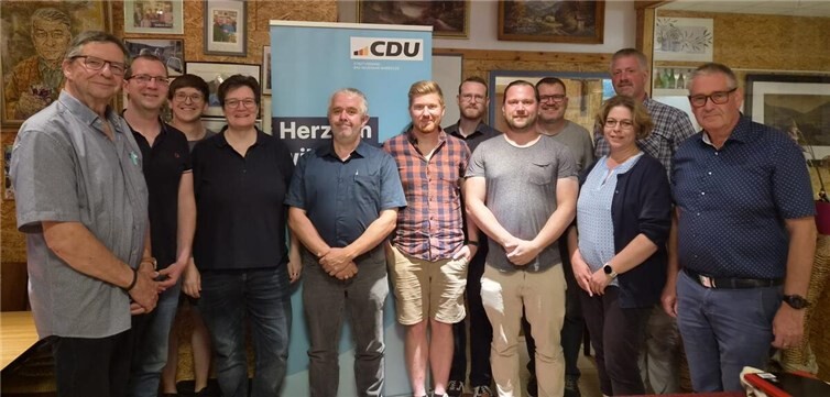 Der neue Vorsitzende Achim Schumacher (5. von links) im Kreis seines CDU-Vorstandsteams.