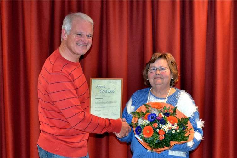 Der neue Vorsitzende Dieter Grein dankt seiner Vorgängerin Wilma Wagner für 25-jährige Arbeit im geschäftsführenden Vorstand des ehemaligen Frauenchors und von „Musica Miellahno“.