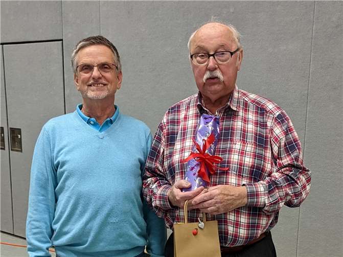 Der neue Vorsitzende Günter Winkel bedankt sich beim scheidenden Vorsitzenden Heiner Tamms. Fotos: privat