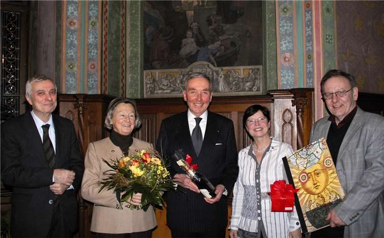 Der neue Vorsitzende Karl-Friedrich Amendt (l.), Friedrich Rick (r.) und die 2. Vorsitzende Agnes Menacher (2. v. r.) verabschiedeten Dr. Günther Schell und bedachten auch dessen Frau Ute Schell mit einem Präsent. HG