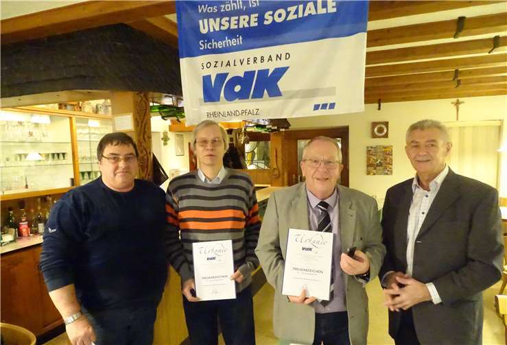 Der neue Vorsitzende Karl-Heinz Hübsch (v.li.n.re.) ehrte Frank Pretzlaw, mit dabei Ewald Schneiders und Andreas Peifer. Fotos: privat