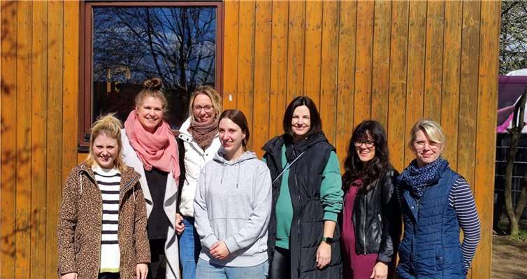 Der neue Vorstand: 1. Vorsitzende: Ramona Menden, 2. Vorsitzende: Sandra Klein (2. v. r.), Schriftführerin: Sophie Hannan, Kassenwartin: Katrin Tölle (3. v. r.), Beisitzerinnen: Verena Simon (1. v. l.), Stefanie Kraus (3. v. l.), Tanja Braun (KiTa-Leitung, 1. v. r.).  Foto: privat