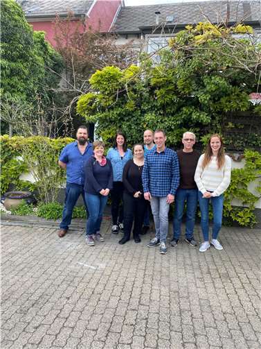 Der neue Vorstand Carmen, Rene und Markus (4,5,6 von links) mit dem Vereinsausschuss.  Foto: privat