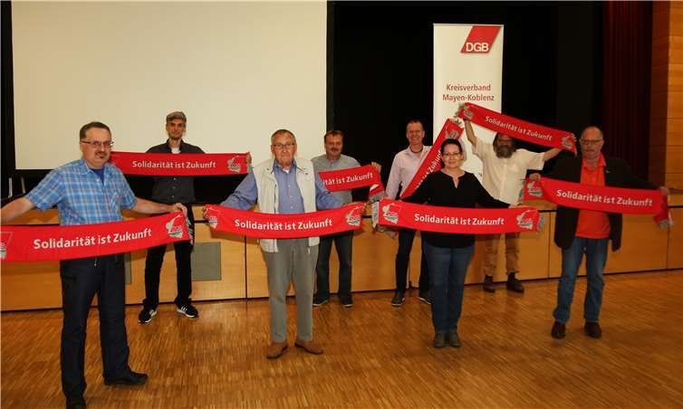 Der neue Vorstand: Harald Esser (IG BAU), Hubert Bonk, (IGM), Karin Fahrenholz-Krämer (Verdi), Uli Greßler (IG BCE und stellvertretender Vorsitzender), Klaus Schabronat (GEW) und Rudolf Eultgem (EVG). Dabei sind Sebastian Hebeisen (DGB Koblenz) sowie Toni Schüller.Foto: DGB Mayen-Koblenz