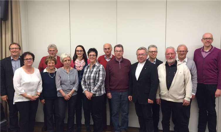 Der neue Vorstand: Joachim Plitzko (Beisitzer), Ute Zinke (Schriftführerin), Ursel Kranz (Beisitzerin), Wolfgang Heinemann (Seniorenbeauftragter), Inge Stallknecht (Kassiererin), Sanda Plitzko (Zweite Vorsitzende), Ulrike Held (Erste Vorsitzende), Gerd Müller (Beisitzer), Fred Geilen (Beisitzer), Präses Pastor Ralf Birkenheier, Wolfgang Berger (Kassenprüfer), Wolfgang Kütscher (Beisitzer), Bernd Geisen (Ehrenvorsitzender), Christoph Kranz (Kassenprüfer) (v.l.). Auf dem Foto fehlt Christian Gelhard (Beisitzer).  Privat