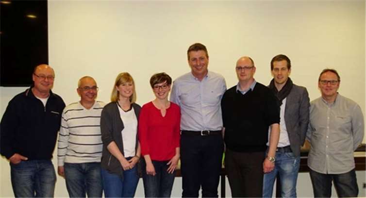 Der neue Vorstand: Jürgen Köhler (2. Sitzungspräsident), Wolfgang Hilt (1. Sitzungspräsident), Christina Heidrich (Geschäftsführerin), Katharina Schlorke (Vizepräsidentin), Arno Joosten (Präsident), Ingo Schmitz (1. Kassierer), Alexander Felber (Zeremonienmeister) und Thomas Müller (Zeugwart).privat