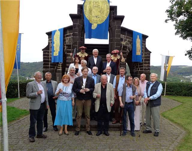 Der neue Vorstand: Kanzler Alexander Thon M.A. (Bildmitte, mit Amtskette und Pokal), links daneben Schreiberin Maggy Ziegler und rechts Säckelmeister Dieter Müller, umgeben von Mitbrüdern und Mitschwestern der Bruderschaft und Vertretern der Lahnsteiner Rittergilde (sämtlich geimpft). Foto: Astrid Sibbe, Lahnstein