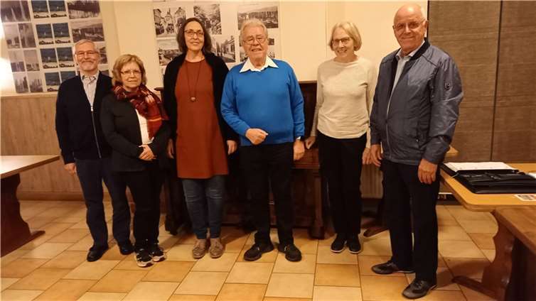 Der neue Vorstand Liederkranz 1880 e.V. Andernach von links nach rechts: August Bauer - Schriftführer, Edith Herold - Stellvertretende Kassenführerin, Monika Fuchs - 2. Vorsitzende, Wolfgang Boeck - 1. Vorsitzender, Heidi Niederkrome - Beisitzerin, Detlev Müller - Kassenführer. Foto: privat