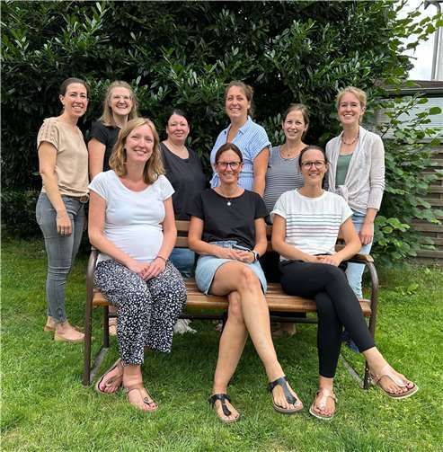 Der neue Vorstand: Manuela Grüber (1. Schatzmeisterin), Fabia Rams (2. Vorsitzende), Alice Bachem (Beisitzerin), Linda Bockshecker (1. Vorsitzende), Sarah Lerbs (2. Schatzmeisterin), Victoria Hampel (1. Schriftführerin) (hinten v.l.), Lena Schmitz (Beisitzerin), Stephanie Haakert (Beisitzerin), Alexandra Fischer (2. Schriftführerin) (vorne v.l.). Foto: Möhnenverein „Immergrün“