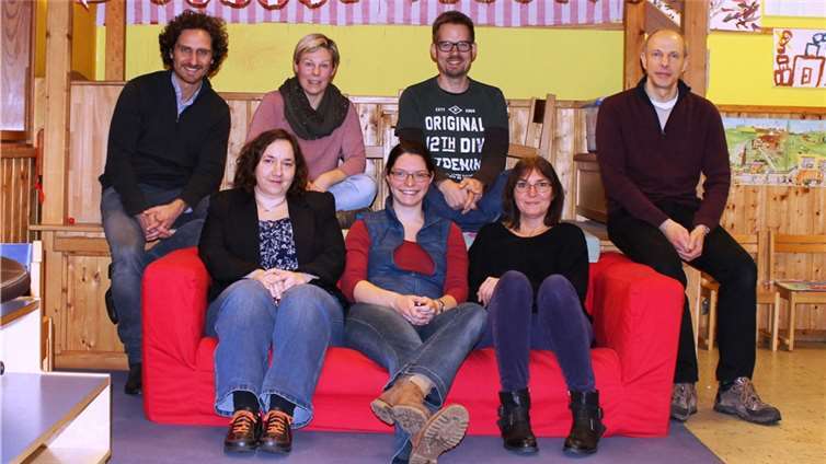 Der neue Vorstand: (Reihe oben von links) Acar Gürbüz, Miriam Borisavljevic, Markus Morgenstern, Walter Merker (1. Vorsitzender). (Reihe unten von links) Tina Kleinspehn (Kassenwartin), Yvonne Löv (2. Vorsitzende), Ulrike Lehmann (Leiterin des evgl. Kiga). Es fehlt auf dem Foto Christina Zirngibl.privat