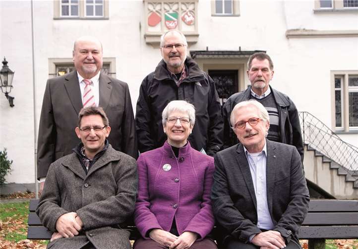 Der neue Vorstand: Rudolf Martin (l.o.), Wolfgang Gisevius, Dieter Heuser,Roland Thelen, Jutta Heller (Vors.), Johannes Mühlbauer-Schneide. privat