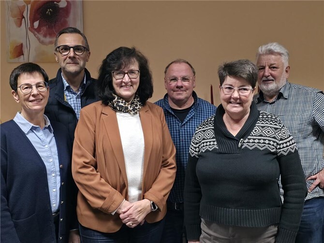 Der neue Vorstand: Silvia Krämer (2.Vorsitzende), Goran Goic´ (Notenwart), Brigitte Honnef (1. Vorsitzende), Hermann-Josef Dlugosch (Schriftführer), Beate Staudt (Kassiererin), Nikolaus Neuroth (Dirigent).  Fotos: Alexandra Bündgen