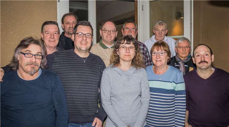 Der neue Vorstand: Vordere Reihe: Herbert Becher, Mario Stratmann, Melanie Bauer, Rita Stratmann, Jürgen Faber. Hintere Reihe: Berthold Schmitten, Guido Surges, Hans-Walter Faber, Udo Stratmann, Paul Bauer und Wolfgang Winter. Sven Bauer