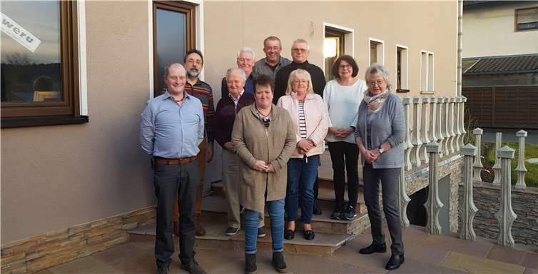 Der neue Vorstand: Vorne v.l.: Marcus Bischoffberger (1.Geschäftsführer), Petra Benner (Kassenprüferin), Anita Kühn (Kassenprüferin). Mitte v.l.: Uwe Baumgärtner (Kassenwart), Martin Eichner (Beisitzer), Annelie Baumgärtner (1. Vorsitzende), Heidi Werner (Stellv. Kassenwartin). Hinten v.l.: Kurt Kister (Beisitzer), Andreas Claaßen (2. Geschäftsführer), Günter Steube (2.Vorsitzender). Foto: Verkehrs- u. Verschönerungsverein Raubach e.V.1906