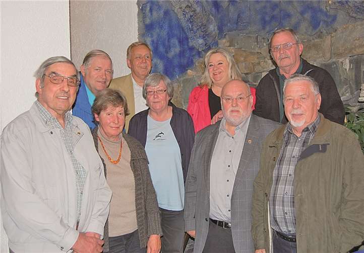 Der neue Vorstand der Arbeitsgemeinschaft 60 plus Vallendar v.l.n.r.: Kornelius Beckmann, Helgard Rogat, Elisabeth Weinert-Kress, hintere Reihe: Heinrich Krebs, Heino Witt (neuer Vorsitzender), Elke Bragard-Plenker und Albert Wyremblewsky. Gäste: Ortsvereinsvorsitzender Dieter Klöckner und Hubert Becker (vorne re.). privat