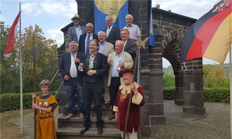 Der neue Vorstand der Bruderschaft: Kanzler Alexander Thon (Mitte), Schreiber Roland Kraußer (links) und Säckelmeister Dieter Müller (rechts), davor Vertreter der Lahnsteiner Rittergilde.Klaus Günter Hoffmann