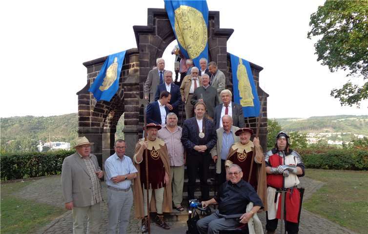 Der neue Vorstand der Bruderschaft: Kanzler Alexander Thon M.A. (Bildmitte), Schreiber Roland Kraußer (li.) und Säckelmeister Dieter Müller (re.), daneben Vertreter der Lahnsteiner Rittergilde. Foto: Astrid Sibbe