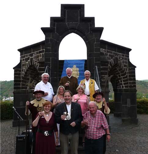 Der neue Vorstand der Bruderschaft mit Kuratoren, Altkanzlern und Vertretern der Lahnsteiner Rittergilde. Quelle: Edgar Vogel, Brey