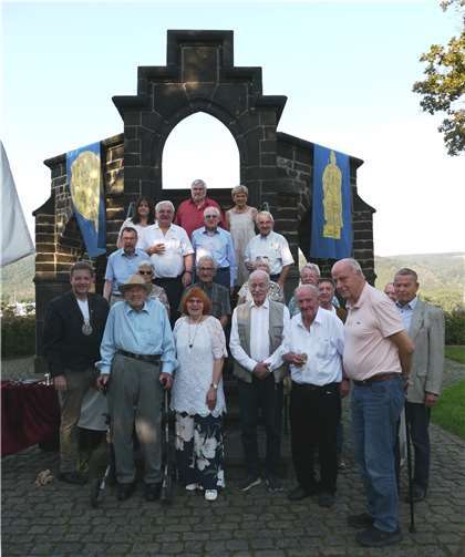 Der neue Vorstand der Bruderschaft mit Kuratoren, Altkanzlern und weiteren Mitschwestern und Mitbrüdern.  Foto: Astrid Sibbe (Lahnstein)